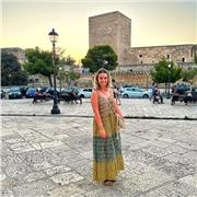 Laureata in lettere impartisce lezioni di italiano e letteratura per ragazzi delle scuole medie